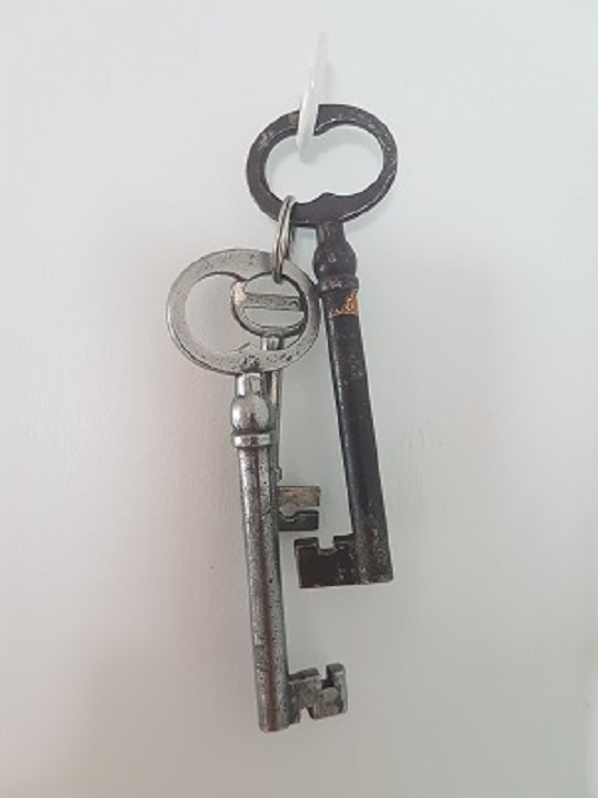 Kun Esikkö-mökki ostettiin, niin kaupanteon yhteydessä saimme kasan avaimia. Mysteeriksi on jäänyt, mihin nämä avaimet sopivat. Arvoituksen ratkeamista odotellessa, saavat ne roikkua eteisen naulassa.